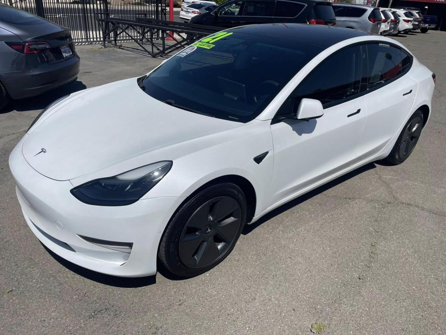 2021 WHITE Tesla Model 3 Standard Range Plus (5YJ3E1EA7MF) with an ELECTRIC engine, 1A transmission, located at 722 E Miner Ave, Stockton, CA, 95202, (209) 871-6645, 37.956711, -121.282310 - PLUS TAXES AND FEES NO CHARGER AVAIABLE - Photo#3