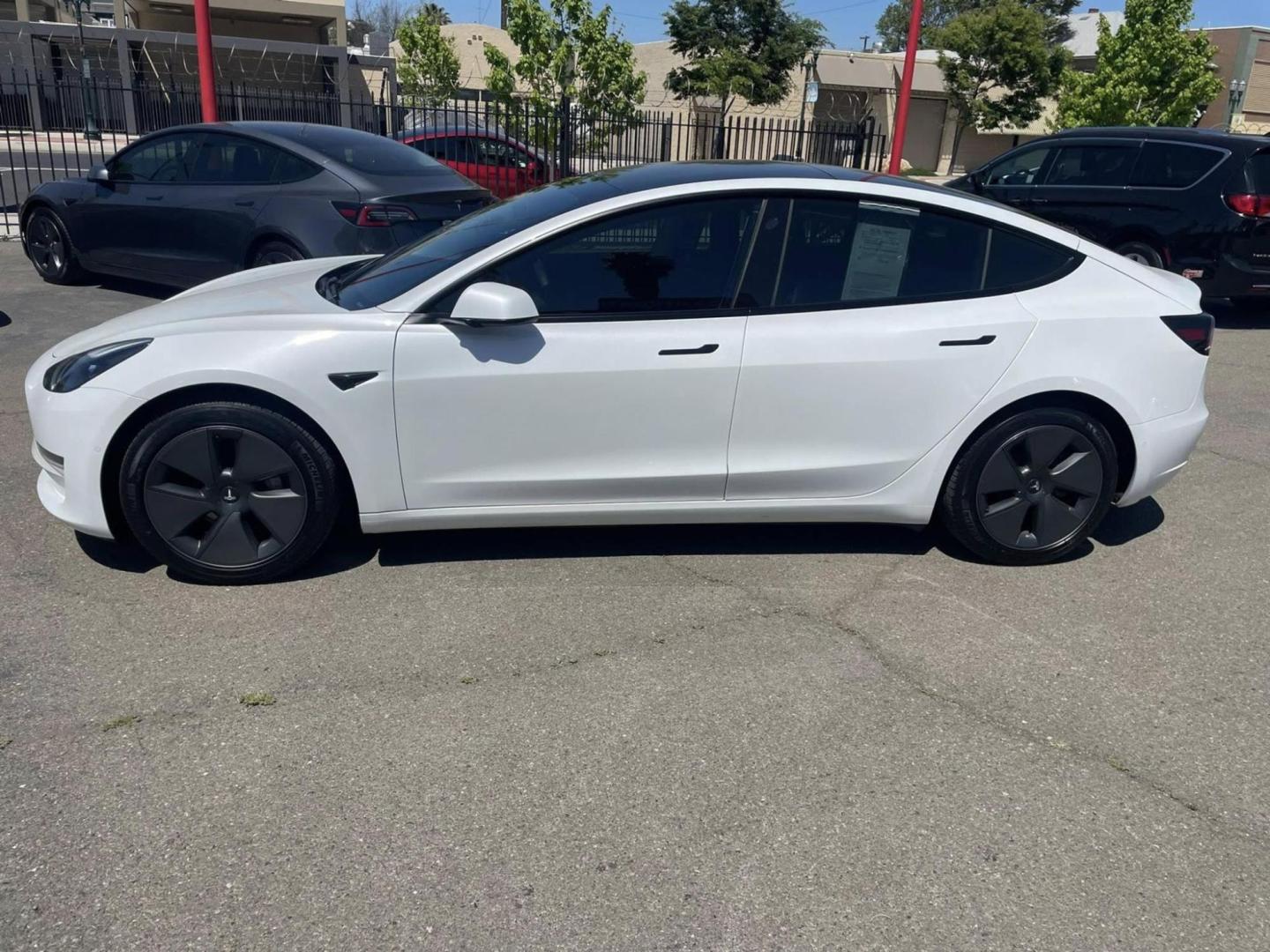 2021 WHITE Tesla Model 3 Standard Range Plus (5YJ3E1EA7MF) with an ELECTRIC engine, 1A transmission, located at 722 E Miner Ave, Stockton, CA, 95202, (209) 871-6645, 37.956711, -121.282310 - PLUS TAXES AND FEES NO CHARGER AVAIABLE - Photo#4