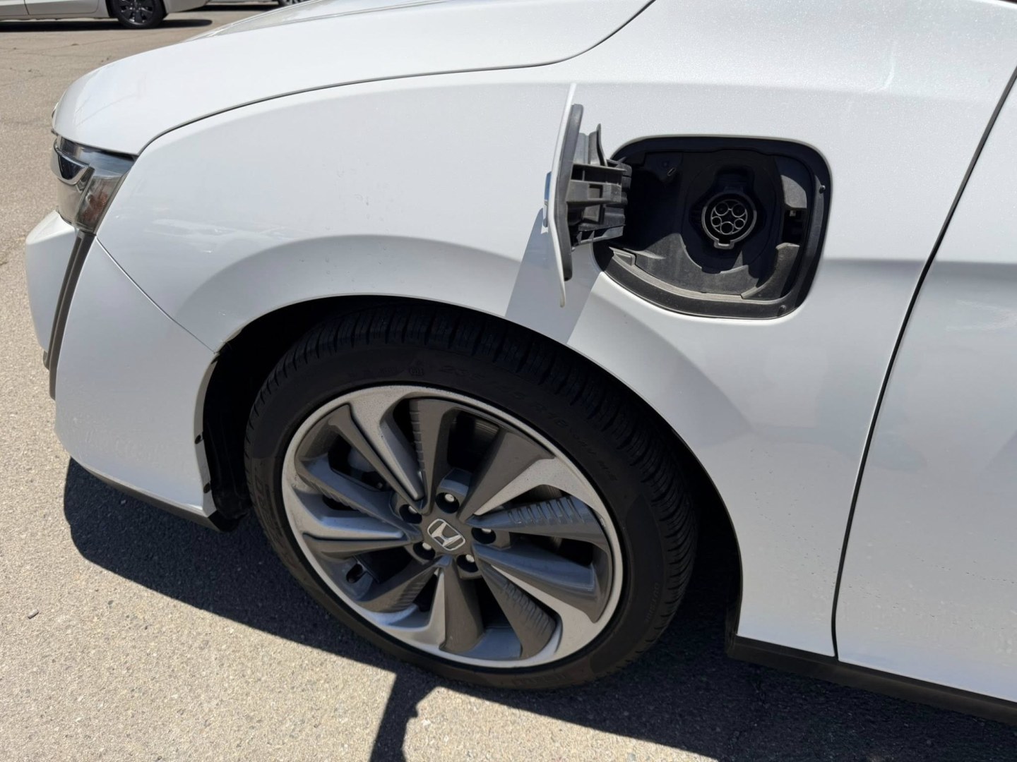 2018 Honda Clarity Plug-In Hybrid (JHMZC5F17JC) with an 1.5L L4 DOHC 16V HYBRID engine, CVT transmission, located at 722 E Miner Ave, Stockton, CA, 95202, (209) 871-6645, 37.956711, -121.282310 - Photo#5
